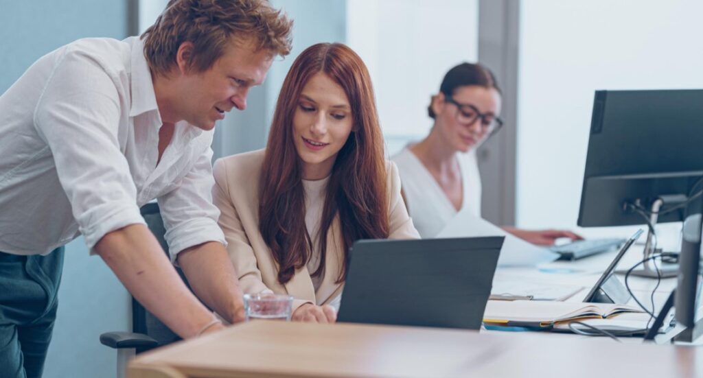 Laptopy HP ProBook są wyposażone w zaawansowane funkcje bezpieczeństwa takie jak moduły TPM (Trusted Platform Module), które pomagają w szyfrowaniu danych oraz zarządzaniu hasłami i kluczami bezpieczeństwa na poziomie sprzętowym